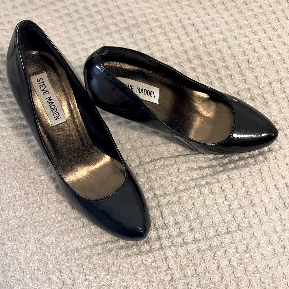 Steve Madden black patent pumps Size 6